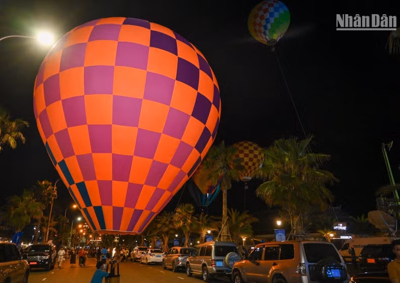 藩切市夜空下的彩色热气球表演。