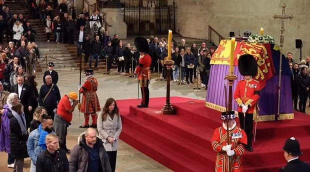  人们18日在伦敦威斯敏斯特教堂悼唁伊丽莎白二世女王。（图片来源：法新社）