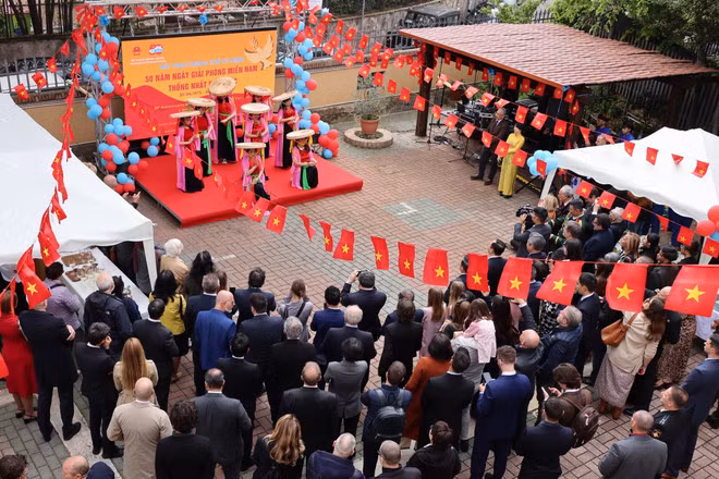 越南南方解放50周年纪念仪式在意大利隆重举行。