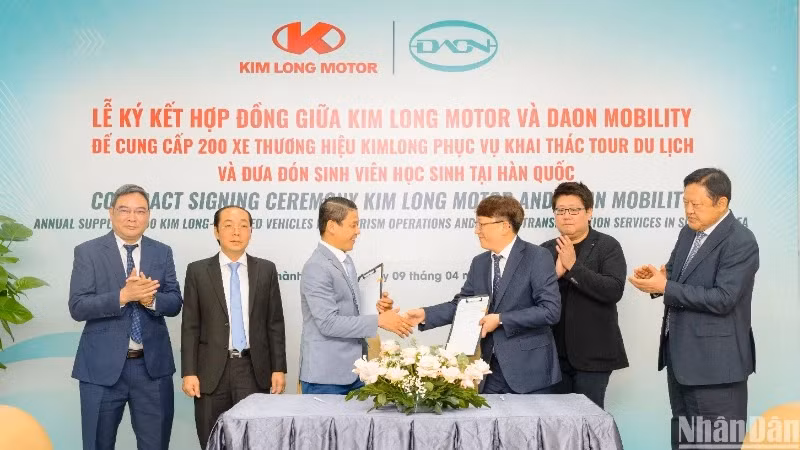 越南顺化金龙汽车公司与韩国DAON Mobility公司代表签署了合同。