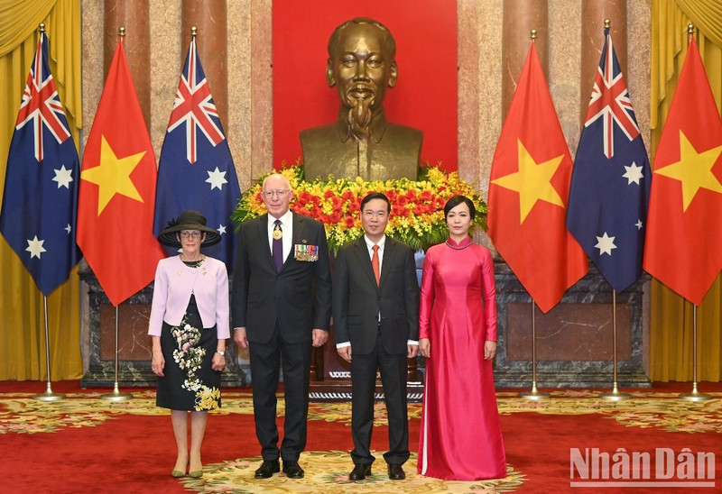 越南国家主席武文赏和夫人与澳大利亚总督戴维·赫尔利及夫人合影。（维玲 摄）