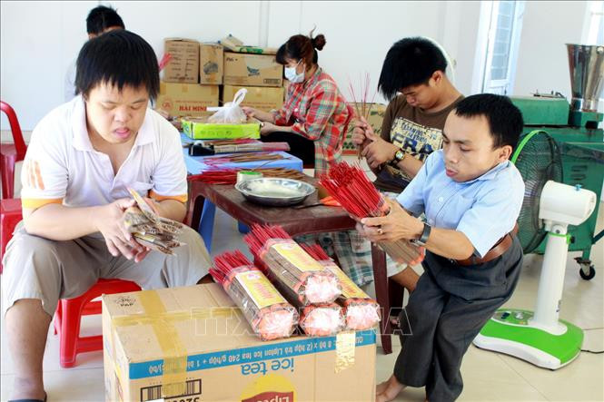 橙剂受害者行动月：努力和坚持减轻受害者的痛苦
