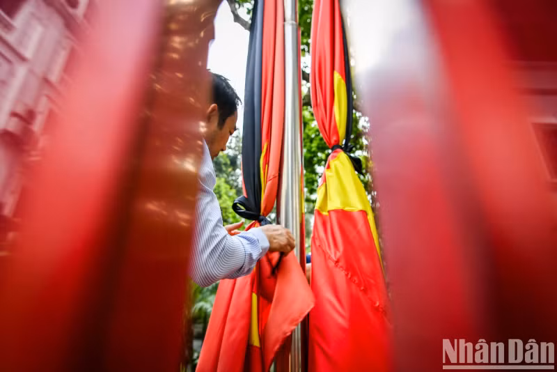 国葬日前下半旗志哀，表达了人们对已故阮富仲总书记的崇敬和爱戴。