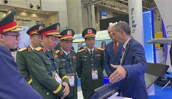 越南国防部代表团参观在2025年日本军警防务展览会上展出的新技术产品。