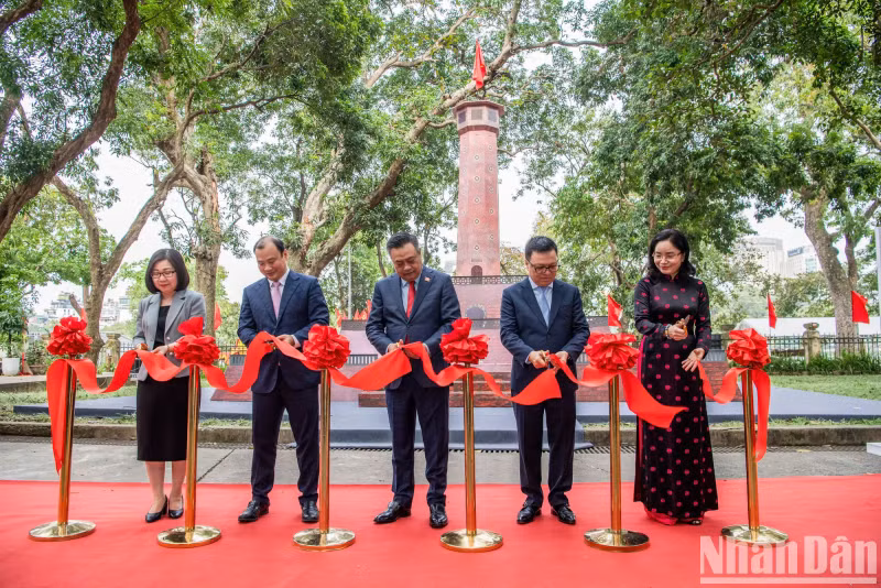 各位代表为展览开幕式剪彩。（成达 摄）