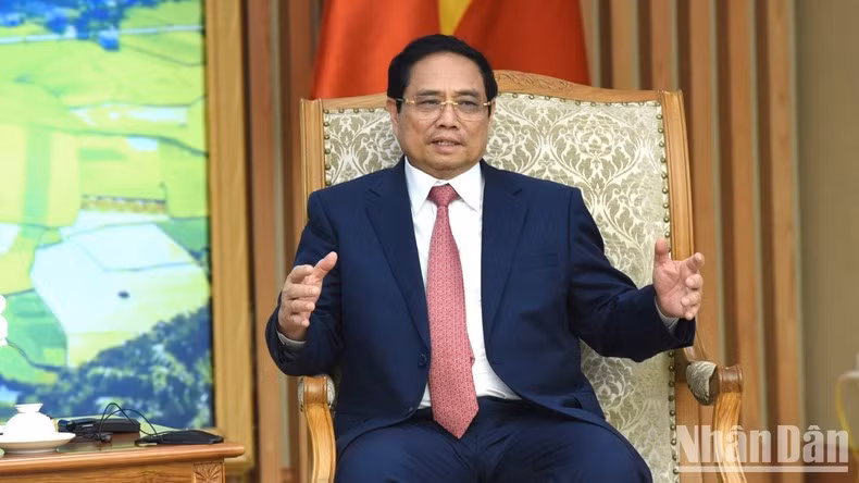 越南政府总理范明正在会见中发表讲话。