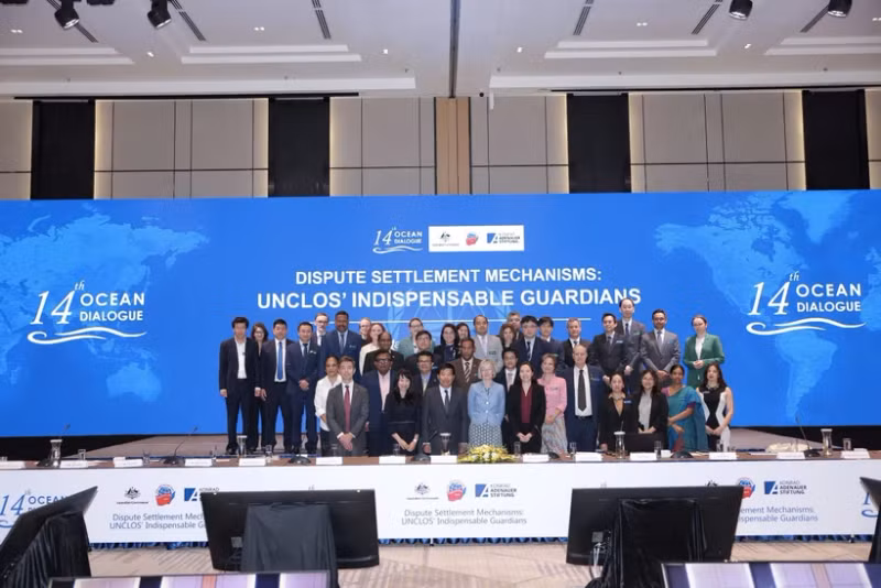 与会代表合影。