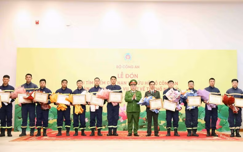 参加土耳其地震救护救难工作的干部、战士们荣获公安部的奖状。