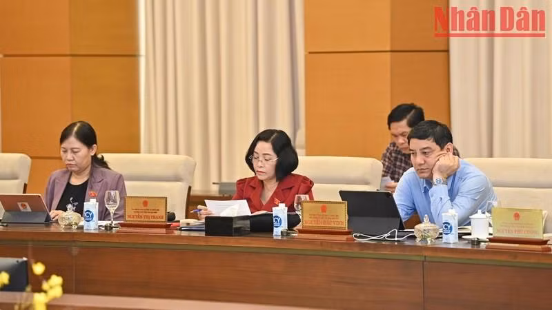 各位国会常委会委员出席会议。