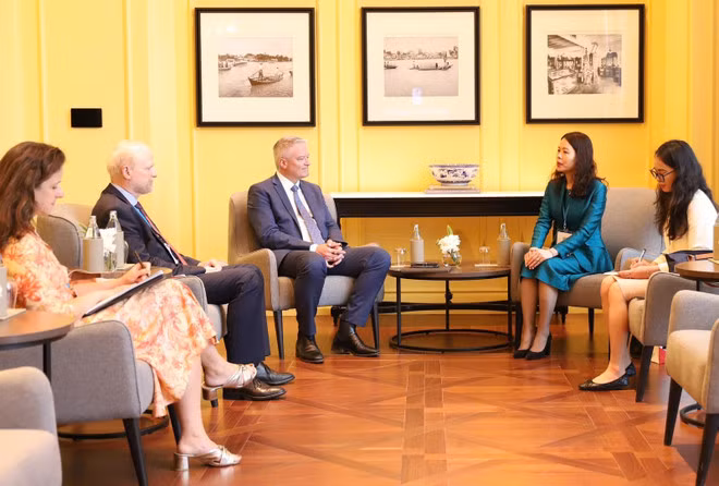 阮明姮副部长会见OECD秘书长马蒂亚斯·科尔曼。