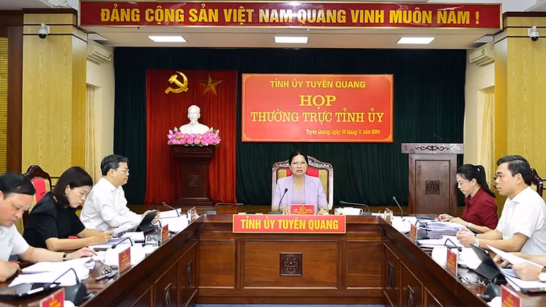 宣光省省委书记何氏娥要求各地、各相关部门加快人口安排工作，努力让群众搬进新房过年。