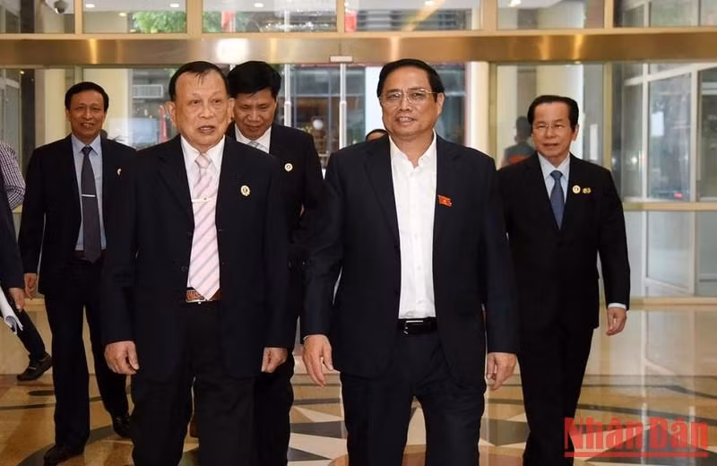 范明正总理和阮文得上将出席会议。（陈海 摄）