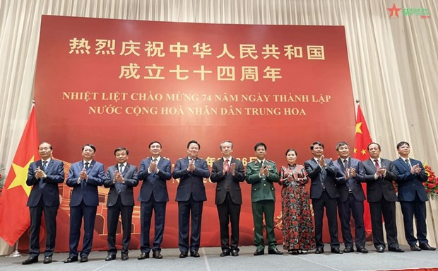出席招待会的会代表们合影。