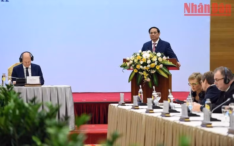 范明正总理在会上发表讲话。