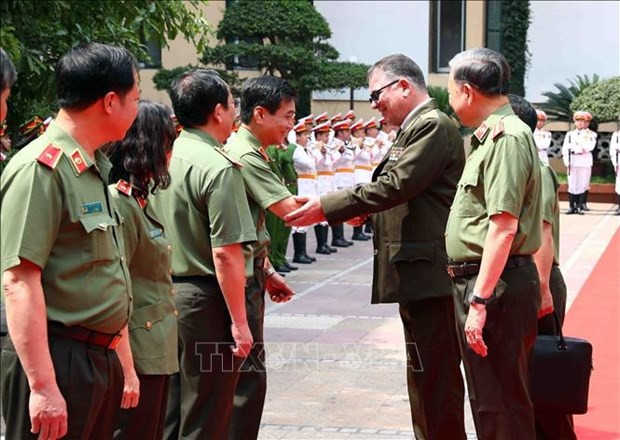 古巴内务部长拉萨罗·阿尔韦托·阿尔瓦雷斯·卡萨斯欢迎仪式。（图片来源：越通社）