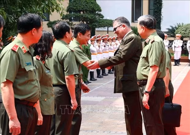 古巴内务部长拉萨罗·阿尔韦托·阿尔瓦雷斯·卡萨斯欢迎仪式。（图片来源：越通社）