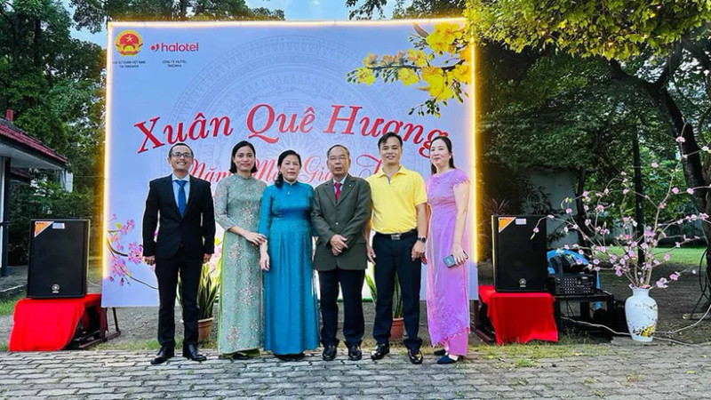 阮南进大使与各位代表合影。（图片来源：国际报）