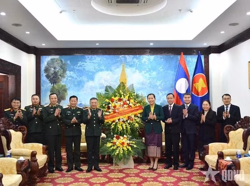 越南国防部代表团来到老挝人民民主共和国驻越南大使馆驻地，庆祝老挝人民革命党建党70周年。