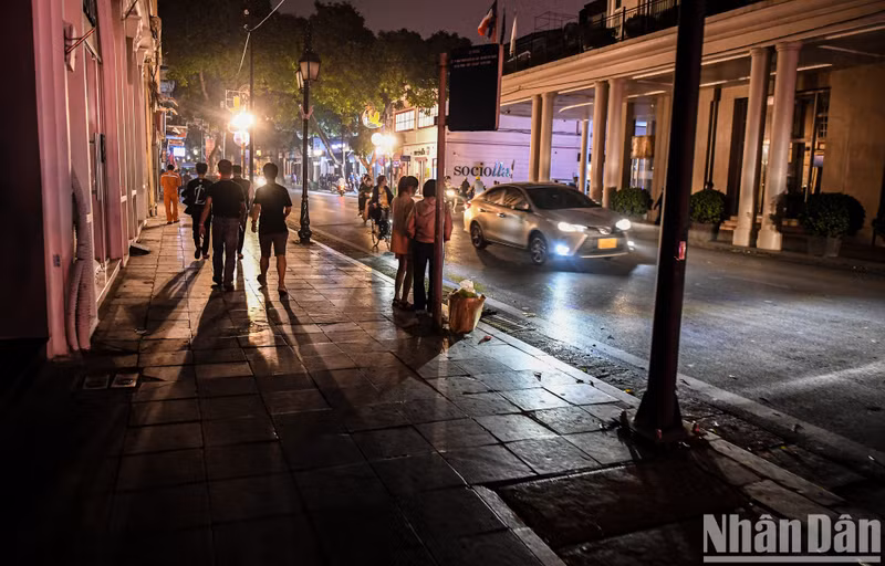 河内市民积极响应2023年“地球一小时”活动【组图】 ảnh 11 河内市民积极响应2023年“地球一小时”活动【组图】 ảnh 11