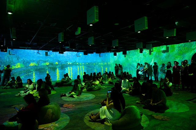 观众欣赏艺术展。