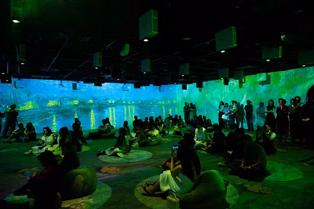 观众欣赏艺术展。