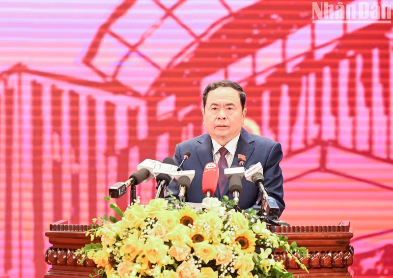 越南国会常务副主席、研讨会指导委员会主任陈青敏在开幕式上发言。