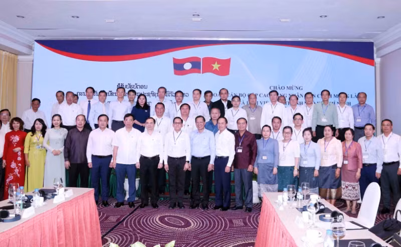 双方代表合影。