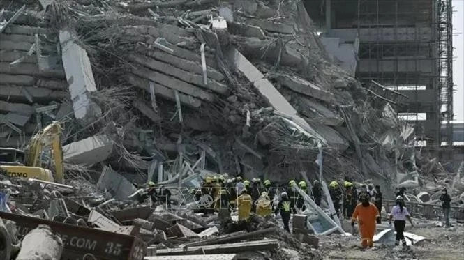 泰国一座正在建设中的30层高楼倒塌。