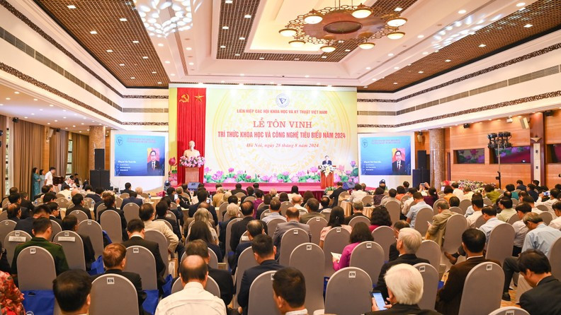 国会主席陈青敏在会上发表讲话。