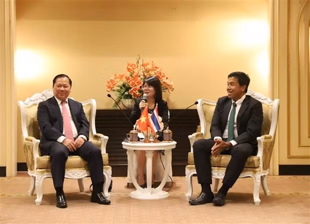 越共中央候补委员、和平省委书记阮飞龙（左）与曼谷市长查猜举行工作会谈。