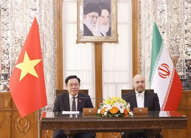 越南国会主席王廷惠与伊朗议会议长卡利巴夫共见记者。