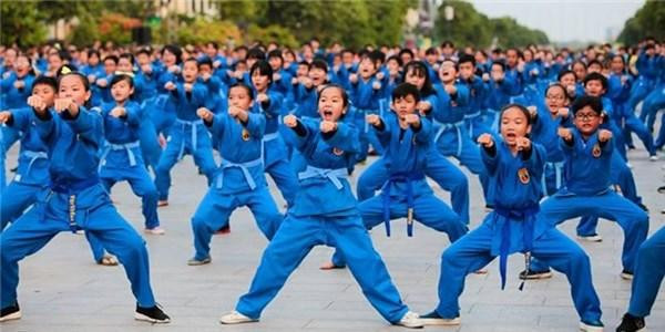 附图。