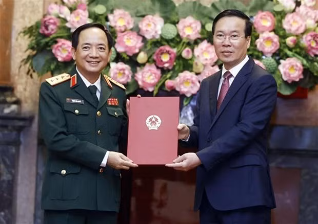 国家主席武文赏向郑文决同志颁发晋升上将军衔决定书。