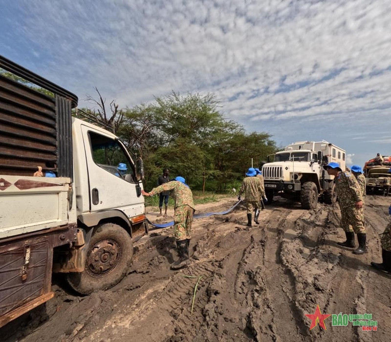 越南二号工兵队刚成功 “解救”多辆联合国和当地民众被困车辆。