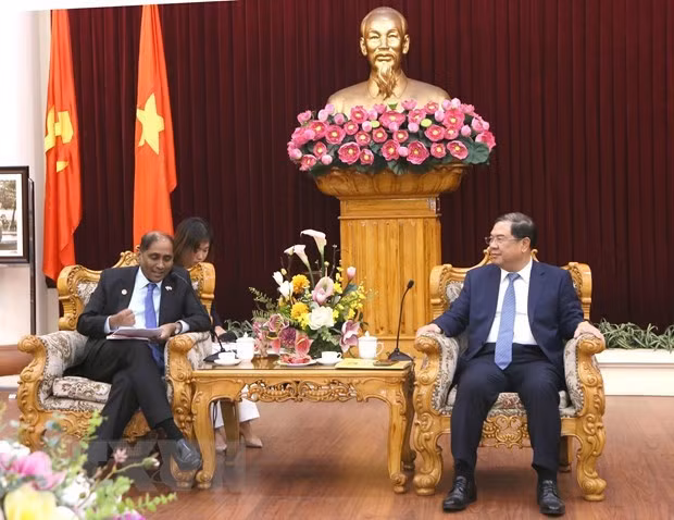 南定省委书记范家足会见新加坡驻越大使嘉雅•拉特南。