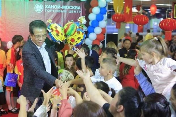 邓明魁大使向儿童们发放中秋礼品。（图片来源：越通社）