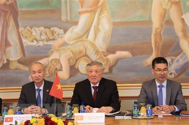 阮和平一行与瑞士最高法院院长伊夫·唐萨雷斯举行工作会议。