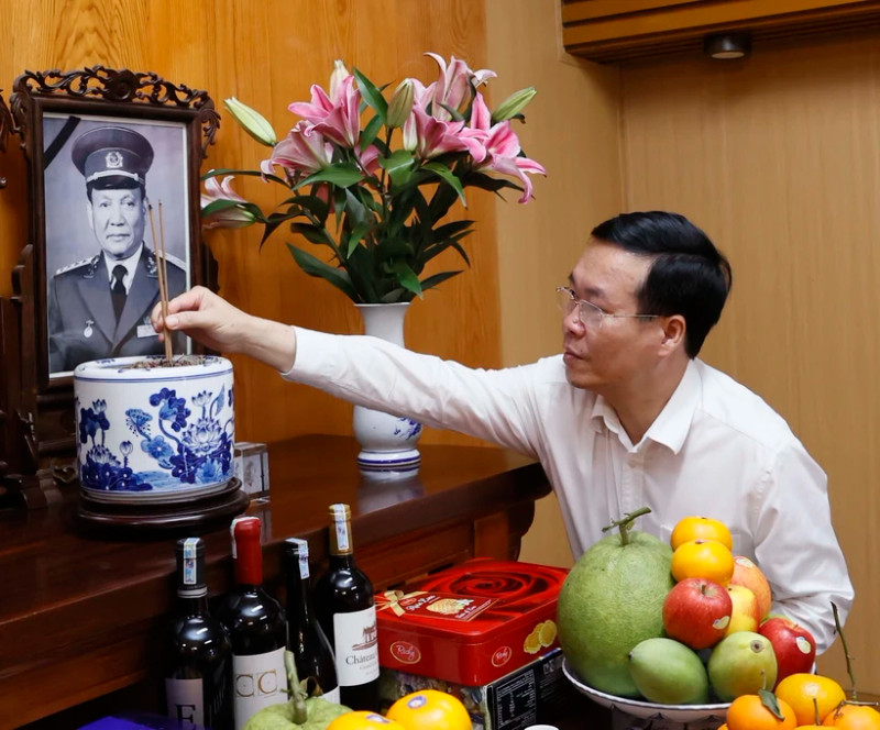 武文赏主席进香缅怀已故国家主席黎德英。