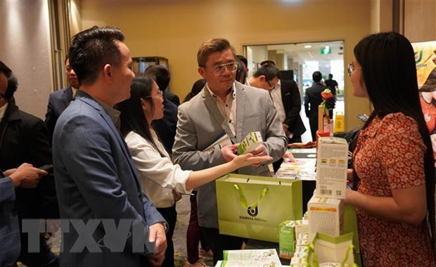 各代表参观展位。