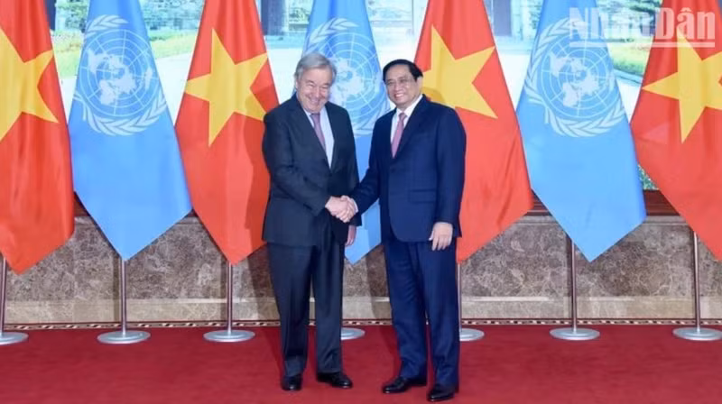 于2022年10月对越南进行正式访问期间越南总理范明正与联合国秘书长安东尼奥·古特雷斯。