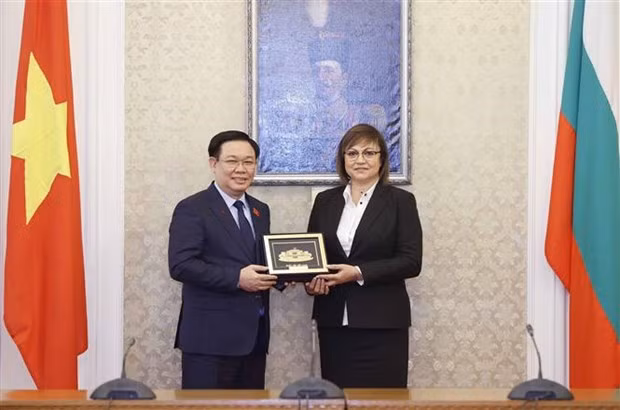 越南国会主席王廷惠向保加利亚社会党（BSP）领导人科尔内丽亚·尼诺娃赠送留念品。