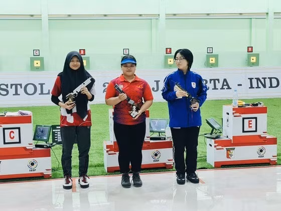 越南射击运动员阮垂庄（中）在女子10米气手枪项目中夺得金牌。