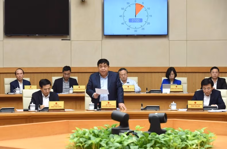 越南计划投资部部长阮志勇在会上发言。