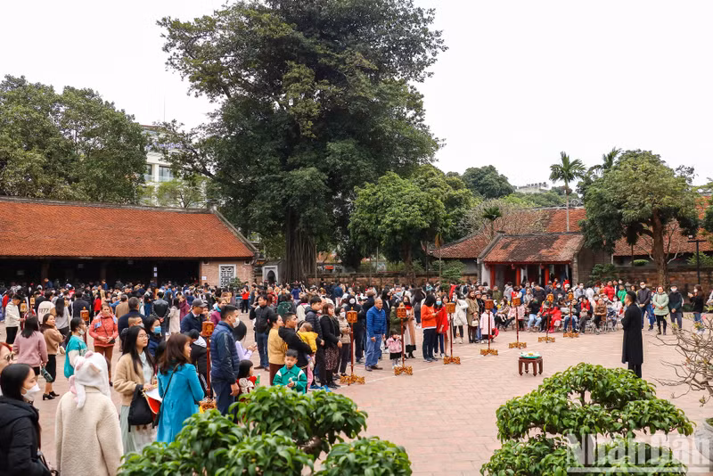 游客欣赏艺术表演节目。