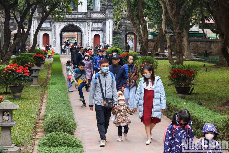 来这里的游客大多是学生们，新春求字，希望在新的一年里取得更好的学习成绩。