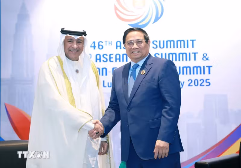 范明正总理会见海湾合作委员会秘书长贾西姆。（图片来源：越通社）