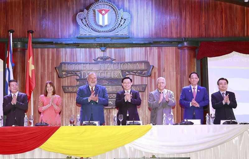 越南国会主席王廷惠与古巴总理曼努埃尔·马雷罗·克鲁斯出席越南-古巴企业论坛。
