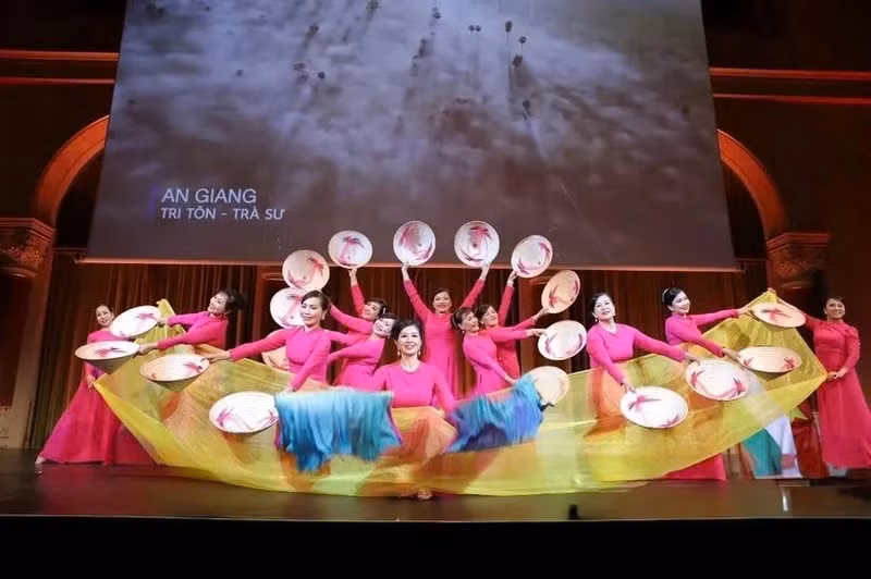 越南南方解放、国家统一50周年纪念活动在匈牙利举行。 （图片来源：越通社）