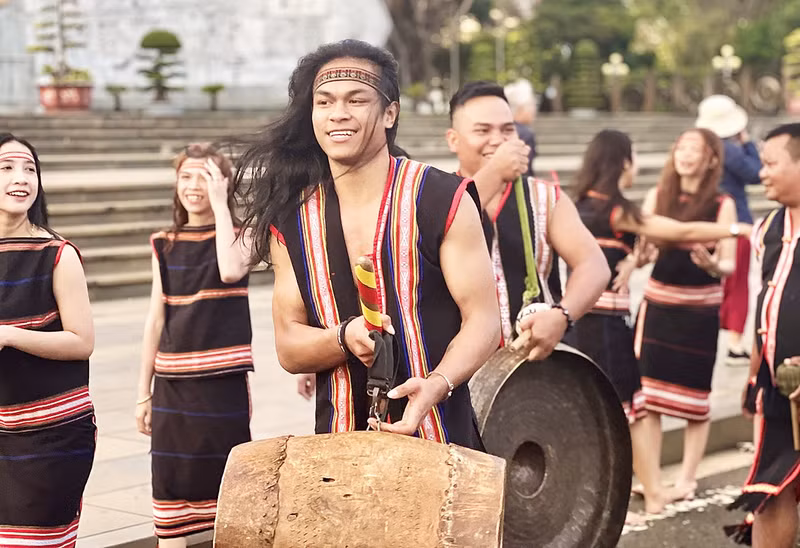 在波来古市街头上表演锣铮。