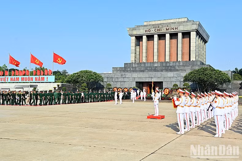武装力量代表团入陵拜谒胡志明主席遗容。